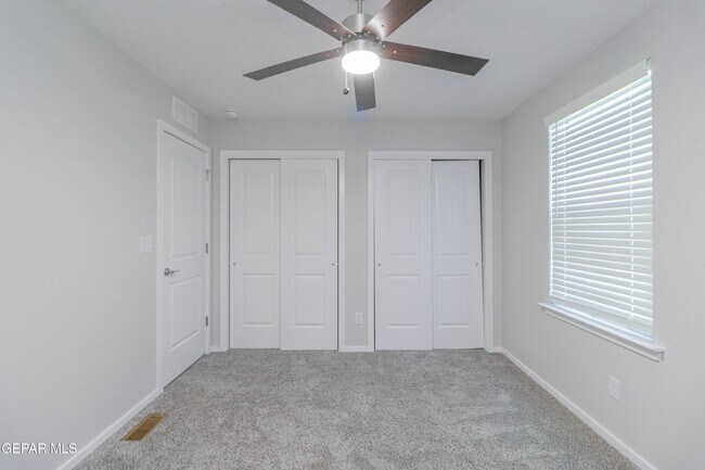 Building Photo - 13909 Summer View Ave