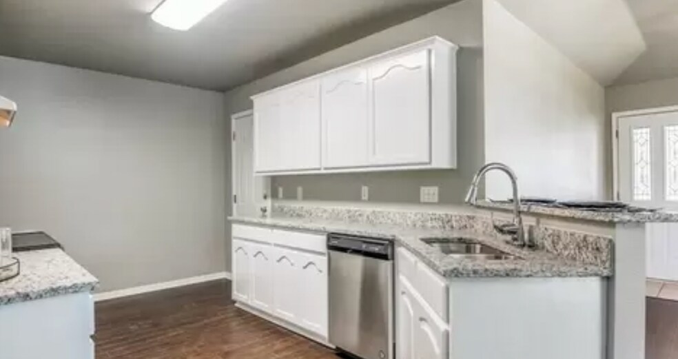 Building Photo - 2066 Bentwood Dr
