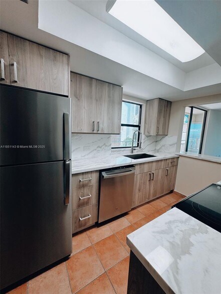 Building Photo - 1632 S Bayshore Ct