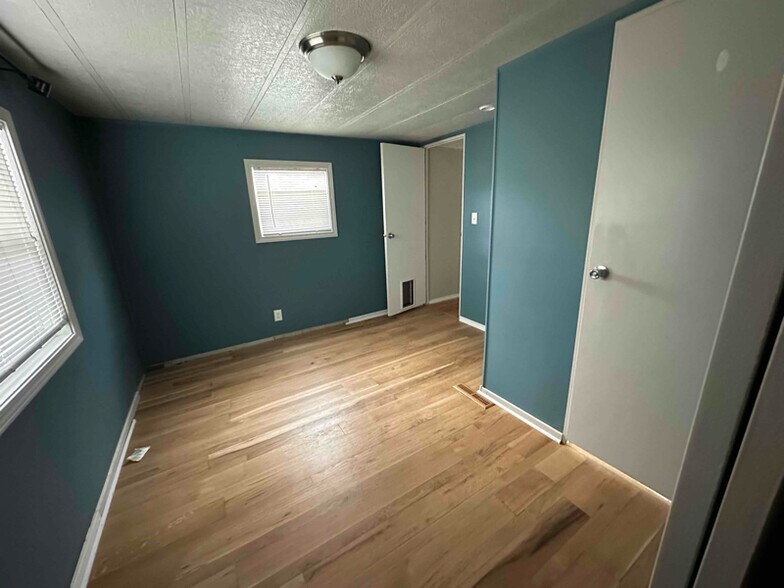 Building Photo - N7240 Acorn Ln