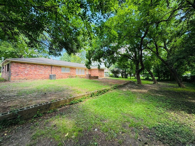 Building Photo - Freshly Renovated 4-Bedroom Retreat!