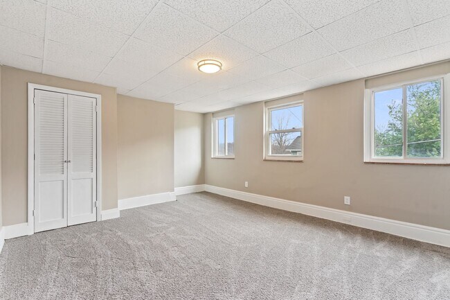 Building Photo - Nicely Renovated 1 Bed, 1 Bath Apartment in Greenfield - In-unit Laundry, Quiet Street - Availabl...