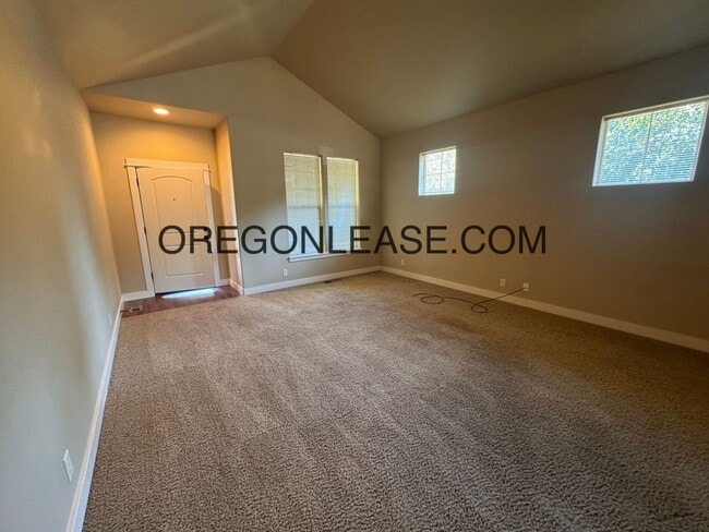 Building Photo - 2015 build 3 bed 2 bath North Eugene Home