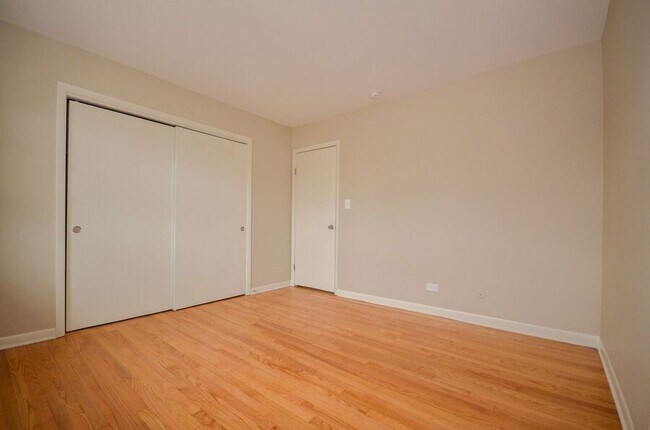 Building Photo - 27 N Maple Ct