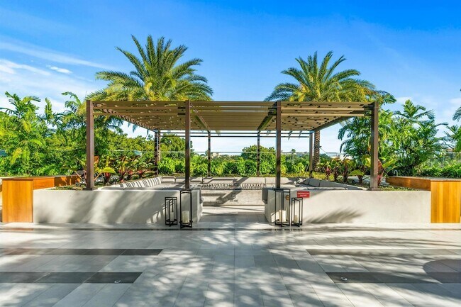 Building Photo - 220 SE Mizner Blvd