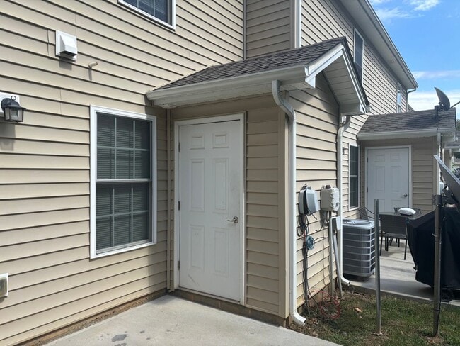 Building Photo - 3 Bedroom Townhouse in Tavern Grove