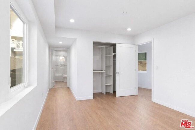 Building Photo - 2115 Beachwood Terrace