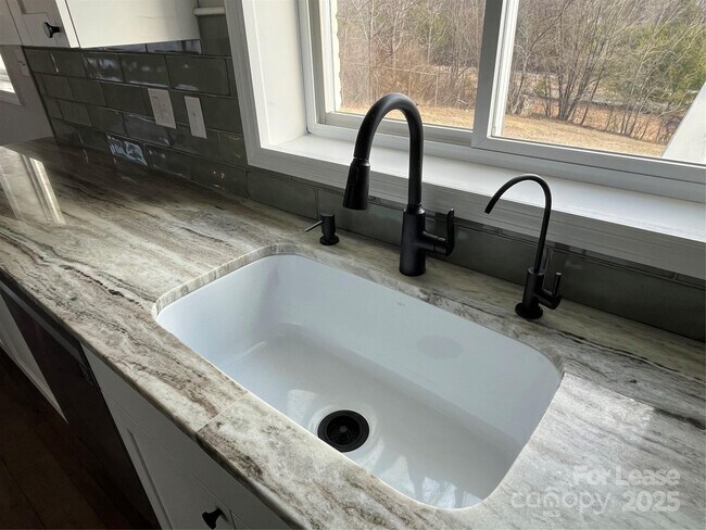 Building Photo - 303 Hi Alta Ave