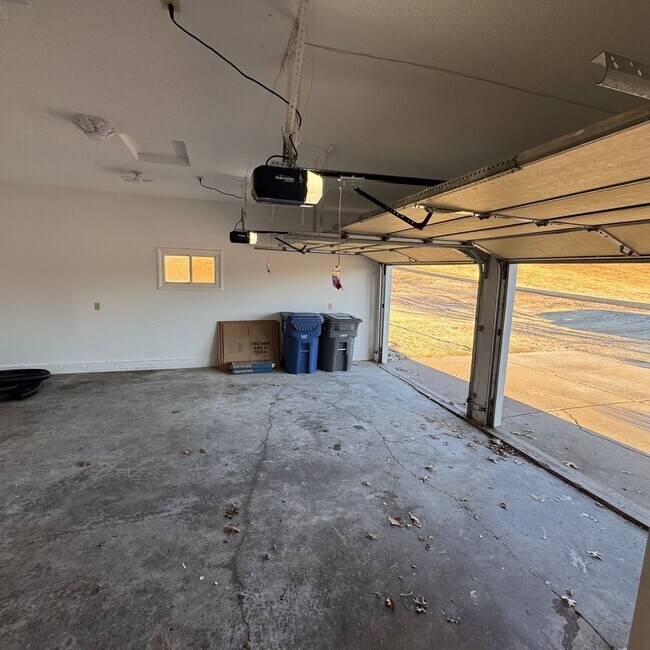 Building Photo - Spacious 3-Bedroom Home on Half-Acre Lot in Top-Rated Pleasant Valley School District!