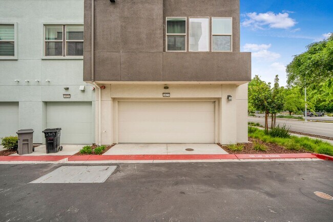 Building Photo - $4595 - Beautiful Corner Unit Condo in New...