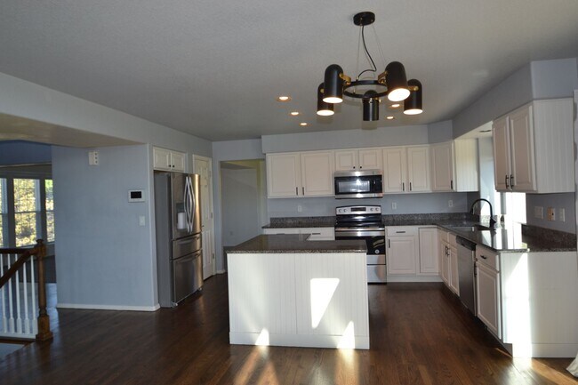 Building Photo - 6 Bed, 3.5 Bath Home Available Now!