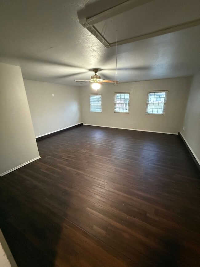 Building Photo - 3/2 Town House/ Quaker & 18th street!!