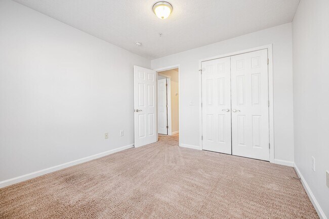 Building Photo - 3 Bedroom Lake View Condo on McFayden Lake with Lakeviews