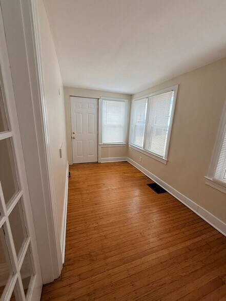 Building Photo - 215 Norbourne Blvd