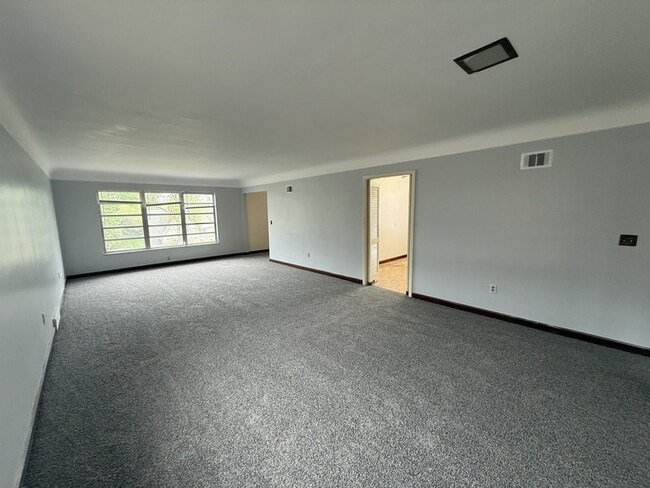 Building Photo - 1111 Elm Park Dr