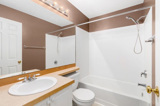 Building Photo - Wonderfully Maintained 2 Bedroom Townhome ...