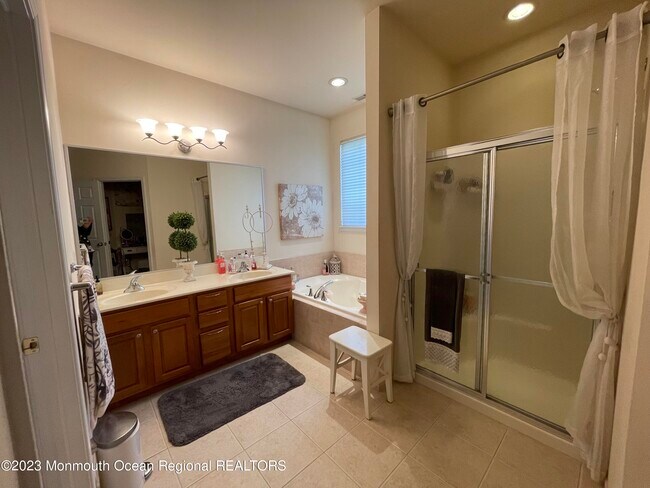 Building Photo - 535 Country Club Dr