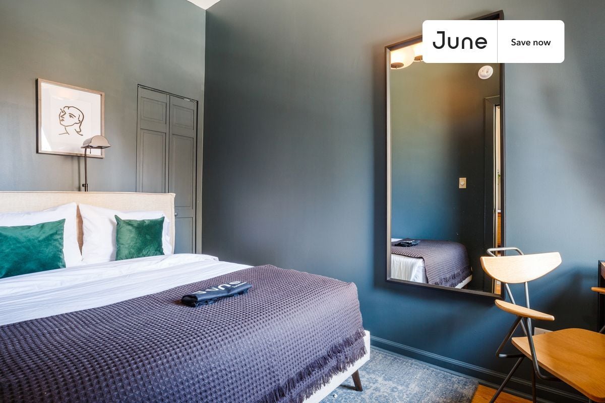 Building Photo - 336 W 46th St