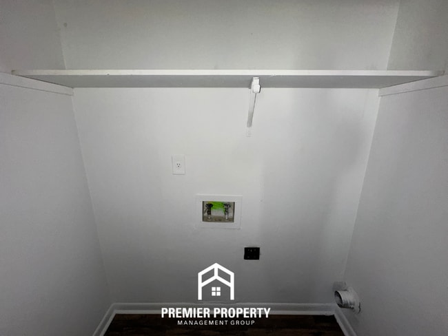 Building Photo - Beautiful 3BR/2BA Near Southwind | Soaring Vaulted Ceilings, Fireplace & Fenced Yard