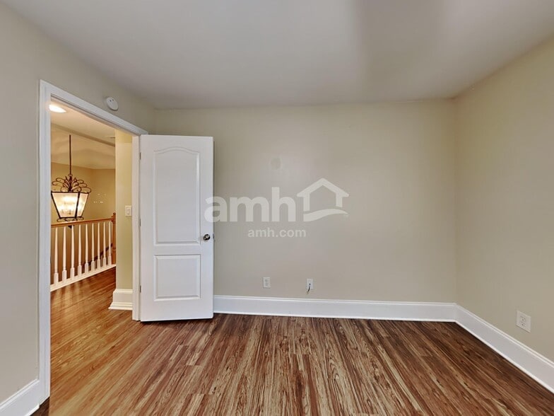 Building Photo - 402 Grandiflora Dr