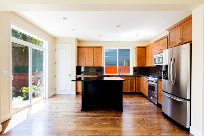 Building Photo - Beautiful 5 Bedroom 3 Bath Redmond Home!