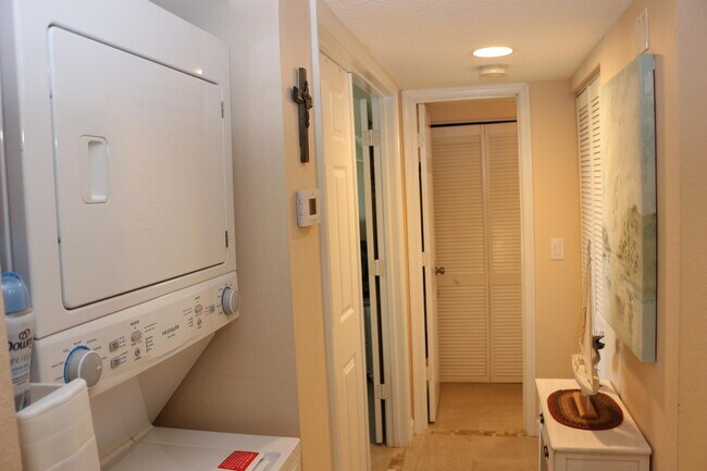 Building Photo - 1548 SE Royal Green Cir
