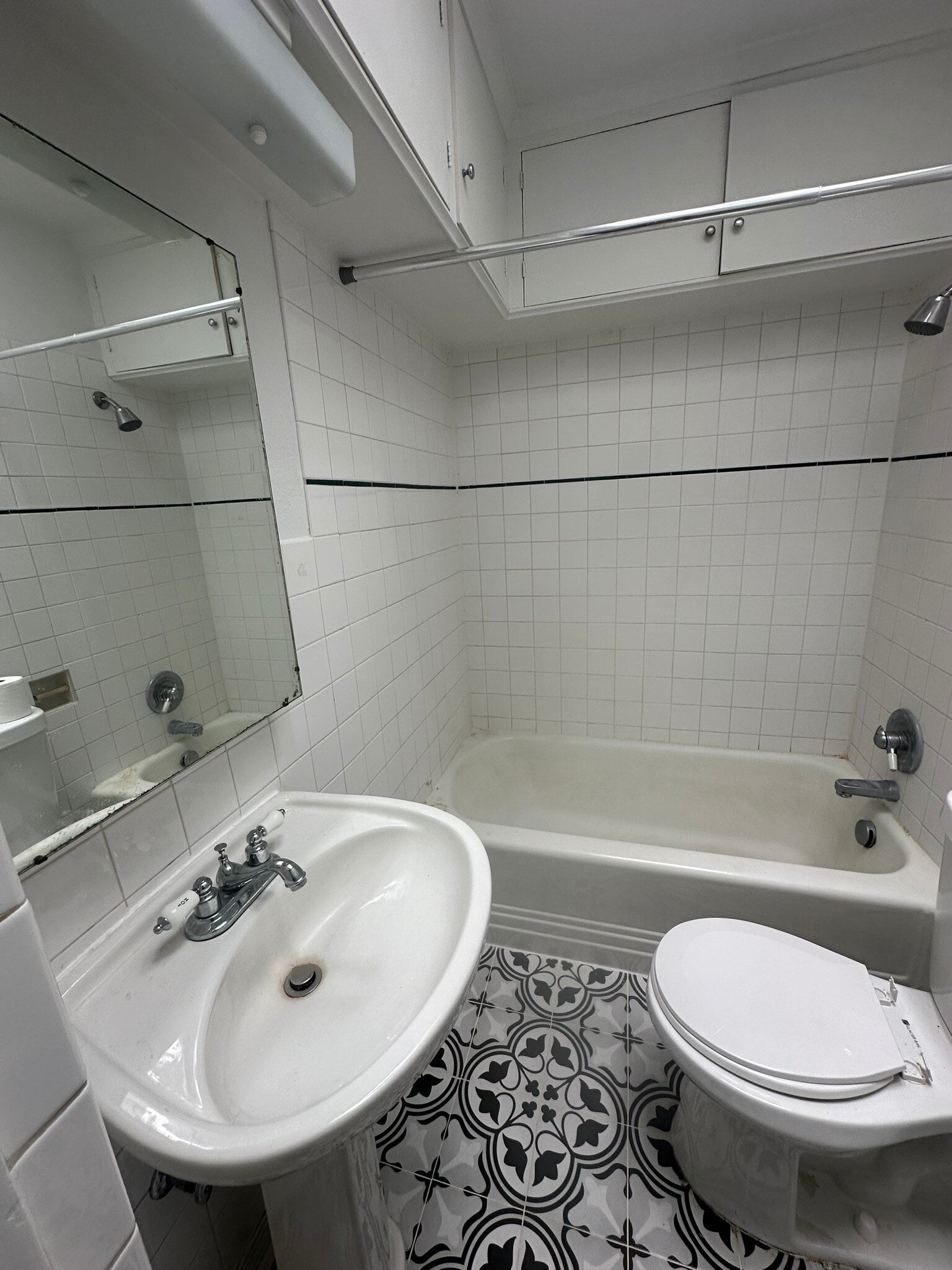 Building Photo - 18348 SE River Rd