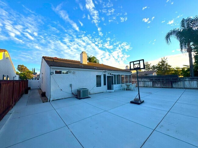 Building Photo - OPEN HOUSE 2pm SUNDAY Oct 19th Beautiful S...