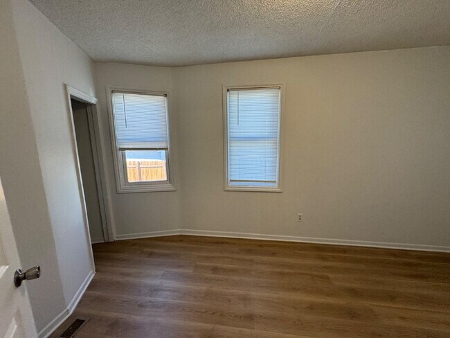 Building Photo - 2522 5th St NE