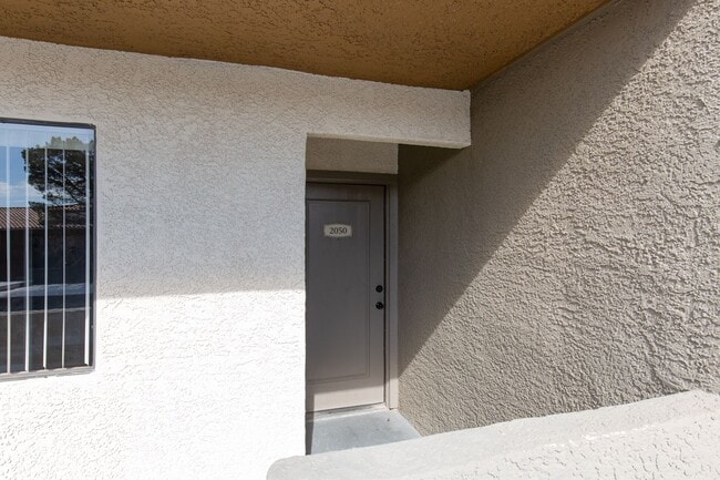 Building Photo - Remodeled 2nd floor unit in gated NW community