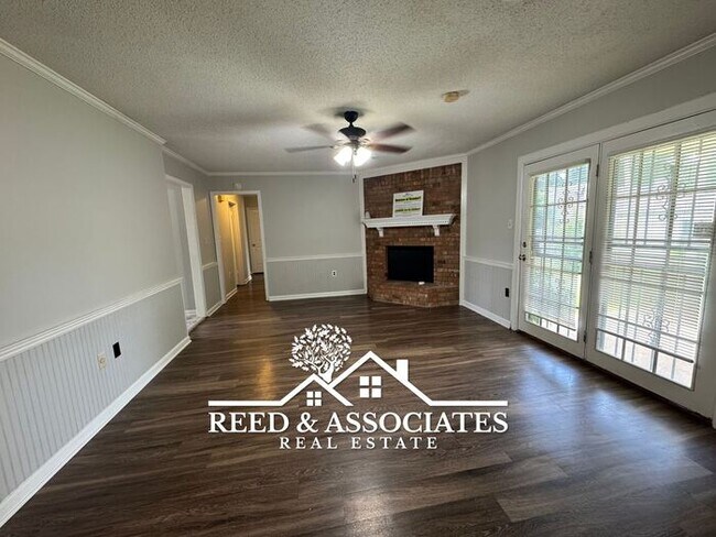 Building Photo - 3 Bedroom in Hickory Ridge - South Riverdale