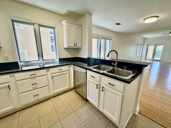 Building Photo - Beautiful Two Bedroom Townhome Located in ...