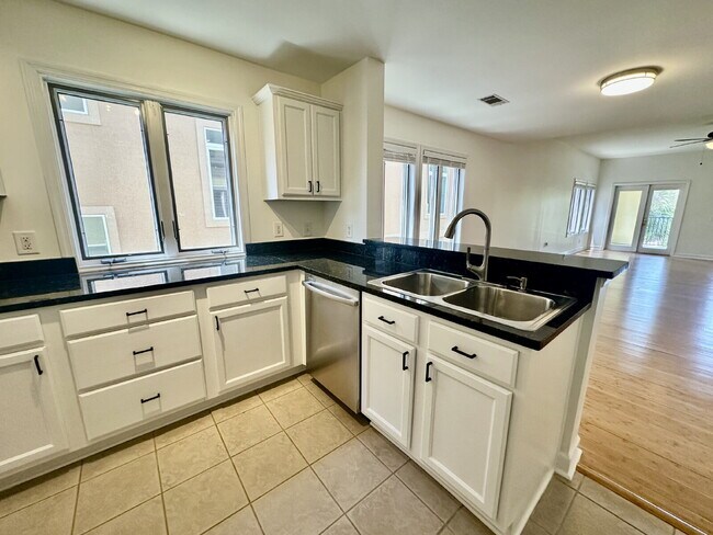 Building Photo - Beautiful Two Bedroom Townhome Located in Bluffton Village!