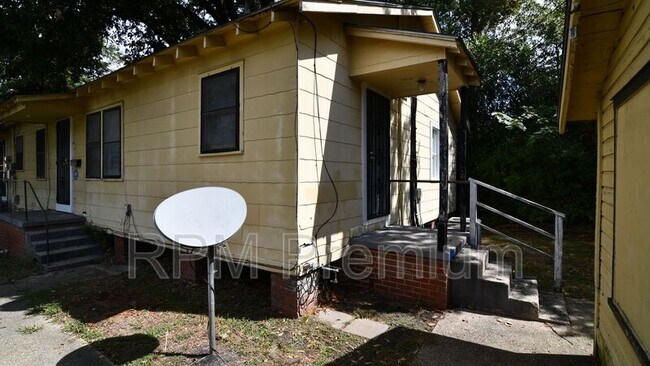 Building Photo - 2766 Seneca St