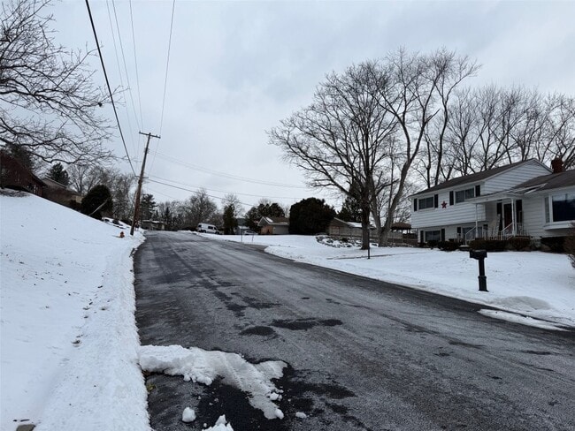 Building Photo - 17 Dover Dr