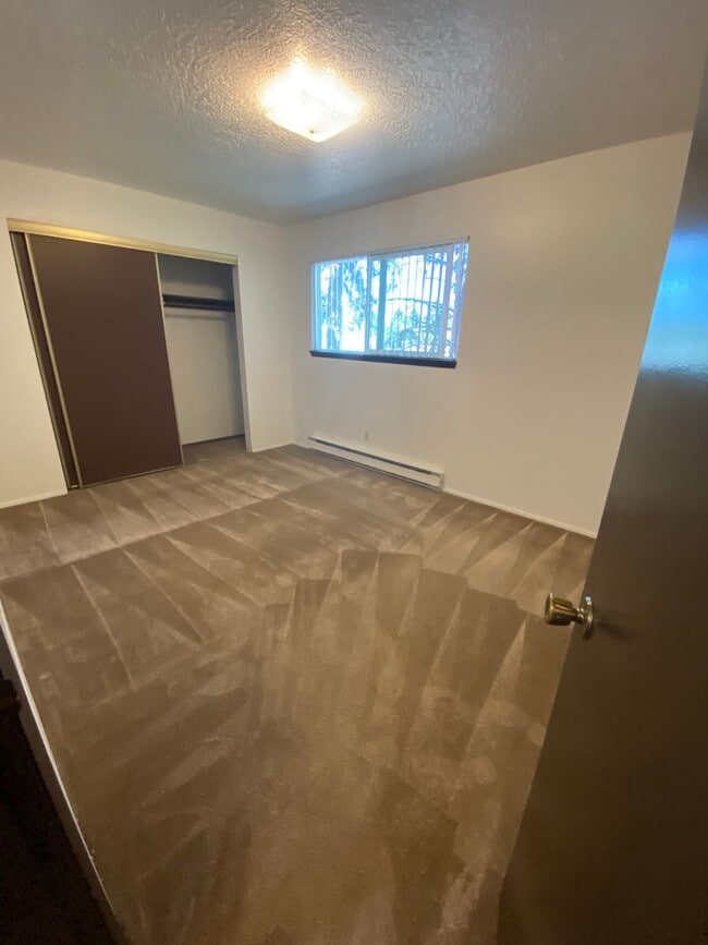 Building Photo - Upstairs 2 Bedroom, 1 Bathroom Apartment Home