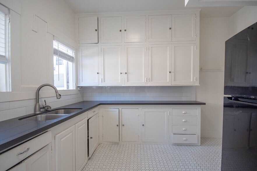 Building Photo - 314 W Mission St