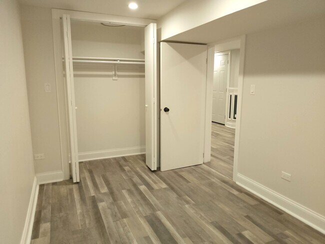 Building Photo - 722 W 59th St