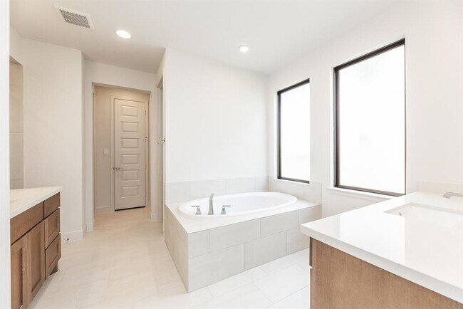 Building Photo - 10902 Overlook Pt Dr