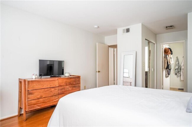 Building Photo - 23 Middleton Ct