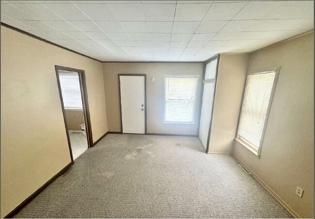 Building Photo - 2 bed, 1 bath Lower Unit in Duplex Available!