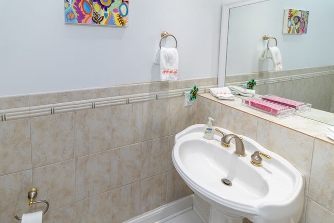 Building Photo - Lovely Townhome Available In Yacht Cove