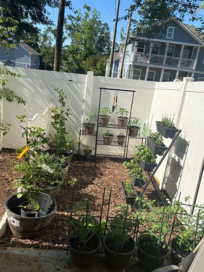 Building Photo - 301 S Lipona Rd