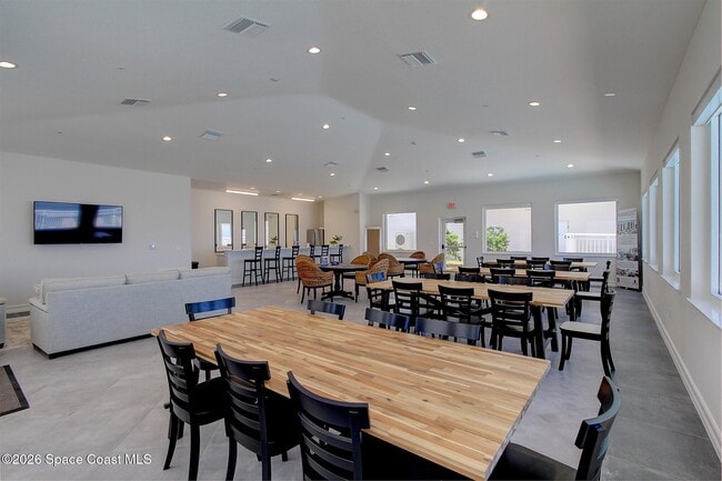 Building Photo - 1465 S Harbor City Blvd