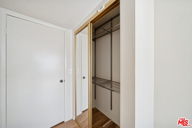 Building Photo - 1519 N Martel Ave