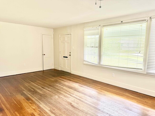 Building Photo - 10363 White Oak Dr