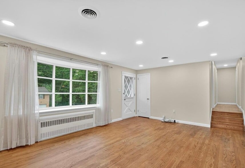 Building Photo - 880 Corvair Rd