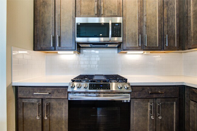 Building Photo - 730 Carriage Knls Dr