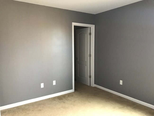 Building Photo - 4 bedroom, 2.5 bath centrally located in T...