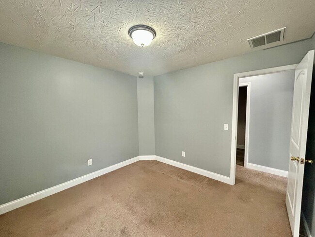 Building Photo - Large 4 Bed, 2.5 bath in Lexington!